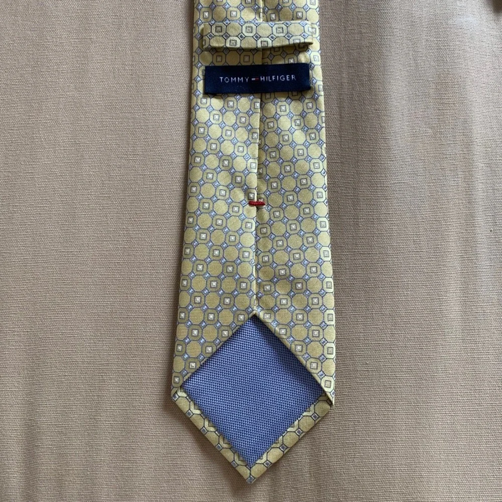 Tommy Hilfiger Mens Yellow Blue Geometric 100% Silk Tie 3 1/4